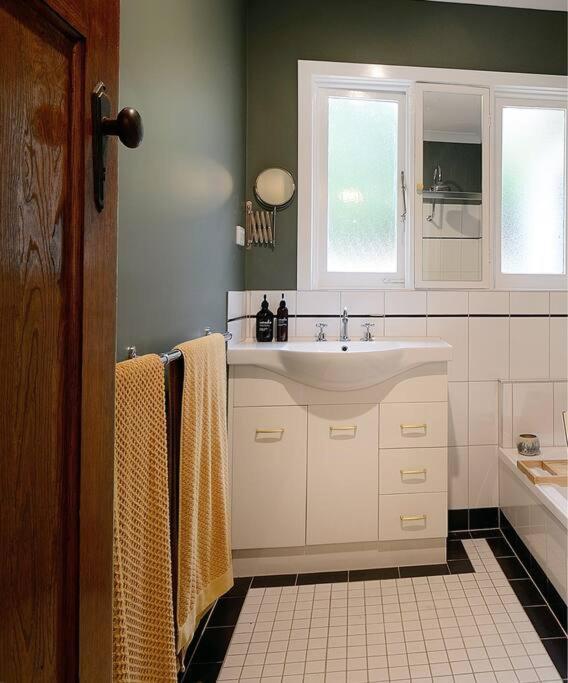 Harrys House Warburton - Peaceful Riverside Cottage In The Perfect Location מראה חיצוני תמונה