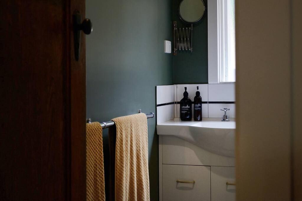 Harrys House Warburton - Peaceful Riverside Cottage In The Perfect Location מראה חיצוני תמונה